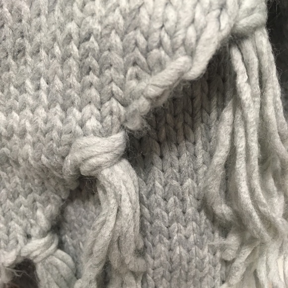 🆕GUESS - GREY FRINGE TRIANGLE SCARF / SHAWL - NWT - Picture 8 of 8